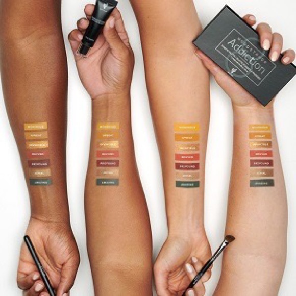 Younique Moodstruck Addiction Palette 8 - Picture 3 of 3